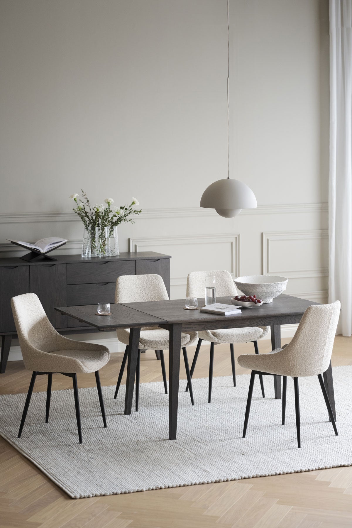 Sierra Stol i Beige Bouclé runt rektangulärt matbord