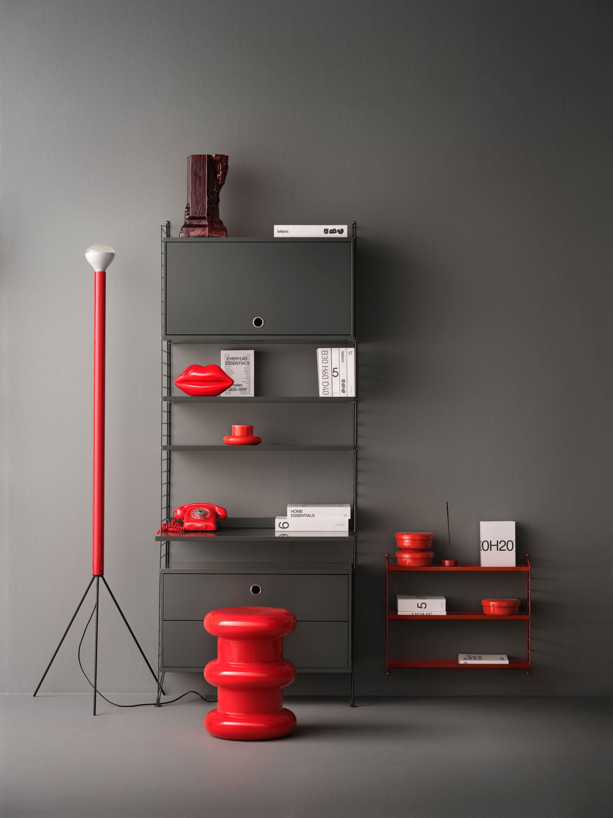 String System med golvgavlar, hyllplan, överskåp, lådor och arbetsskiva i färgen Mörkgrå