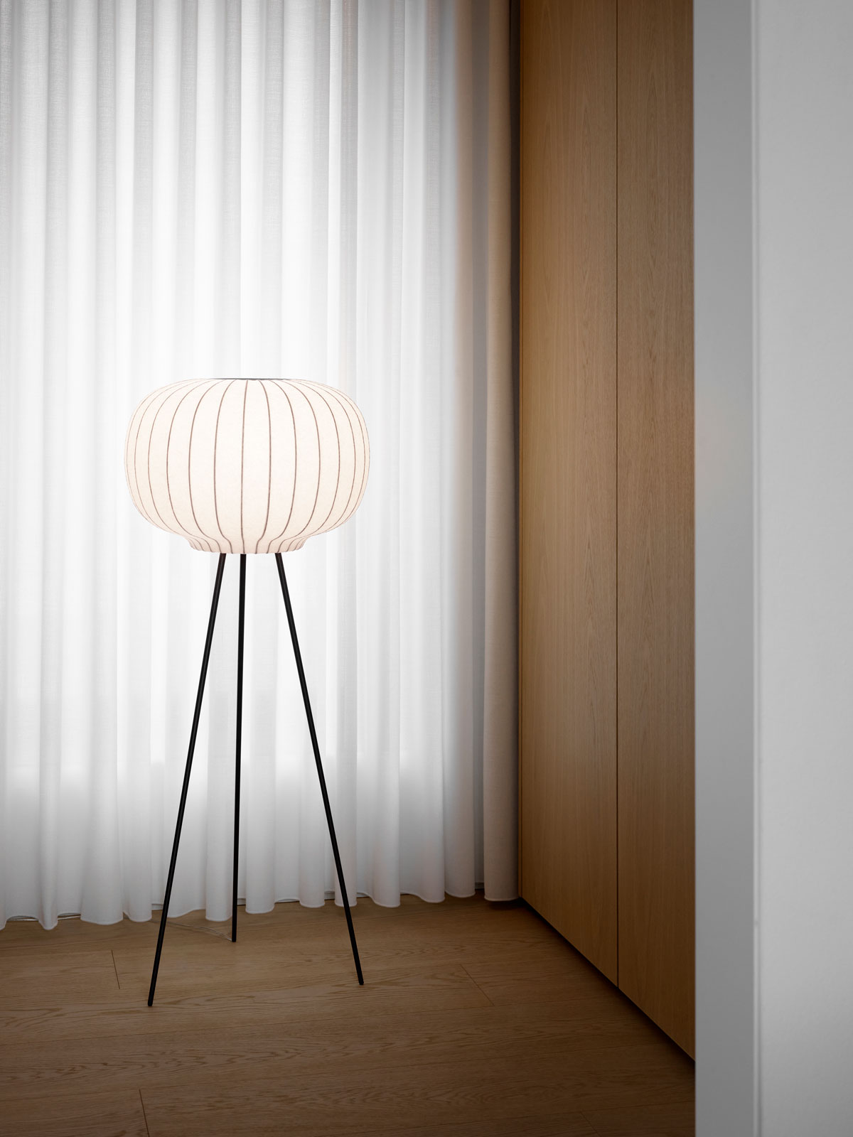 Vipp-581-Paper-Floor-Lamp-Dark-Oak-Miljöbild-3