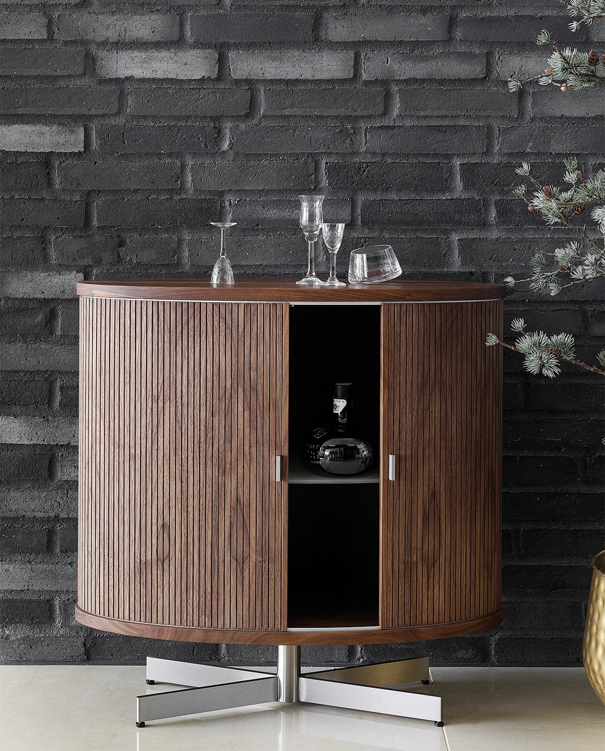 Barskåp AK 1365 dekorerat med glas