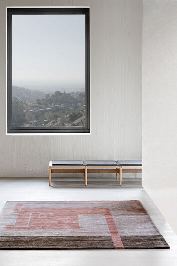 Fragment Matta 3 på golv under ett fönster med bergsutsikt