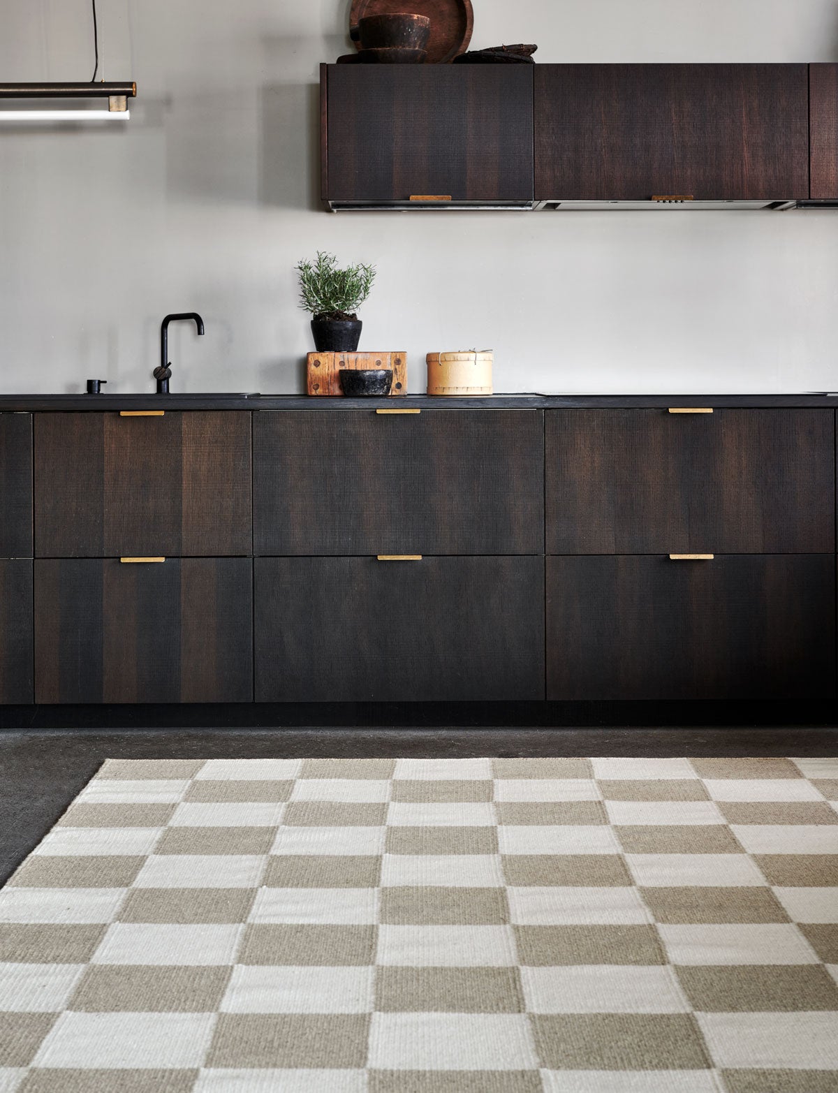 Squares Matta Vit/Natur i kök med mörka skåpsluckor