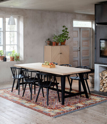 Bedrock Matbord med svarta pinnstolar