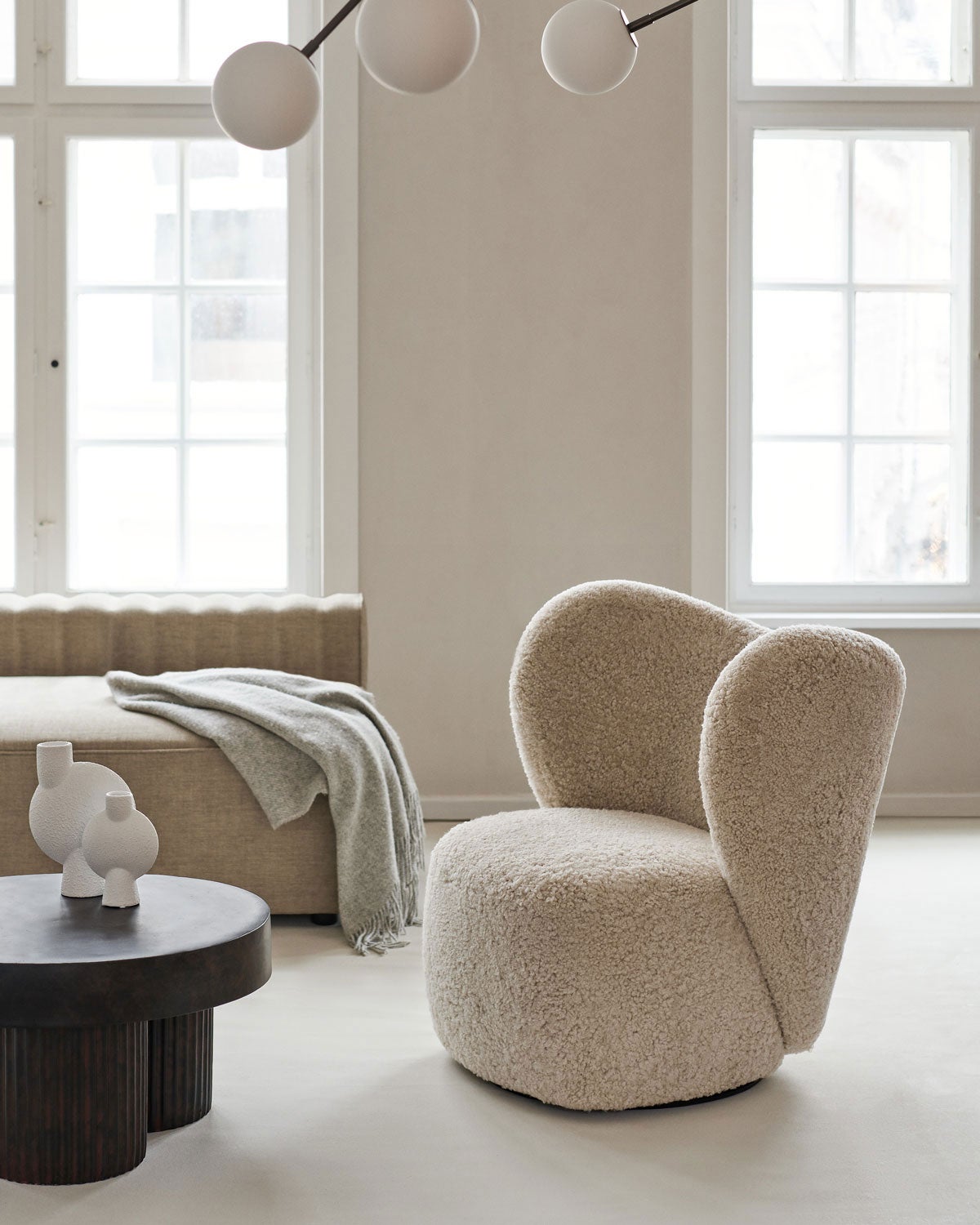 Fåtöljen Little Big i ett ljust och minimalistiskt vardagsrum