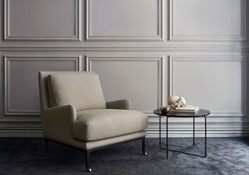 Miljöbild på fåtöljen Mr. Jones, med hjul. Fåtöljen är klädd i Rico 021.