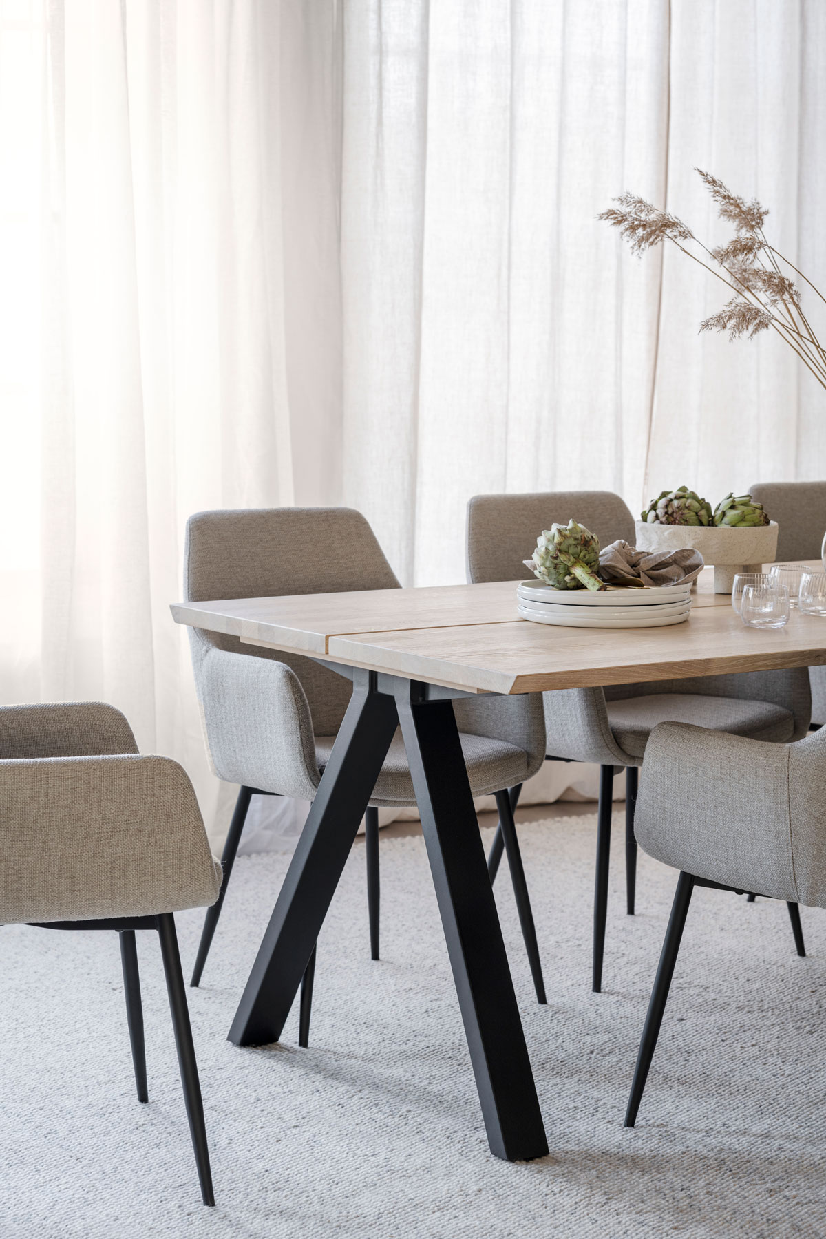 Carradale matbord 220 cm, vitpigmenterad ek, ben V | Rowico