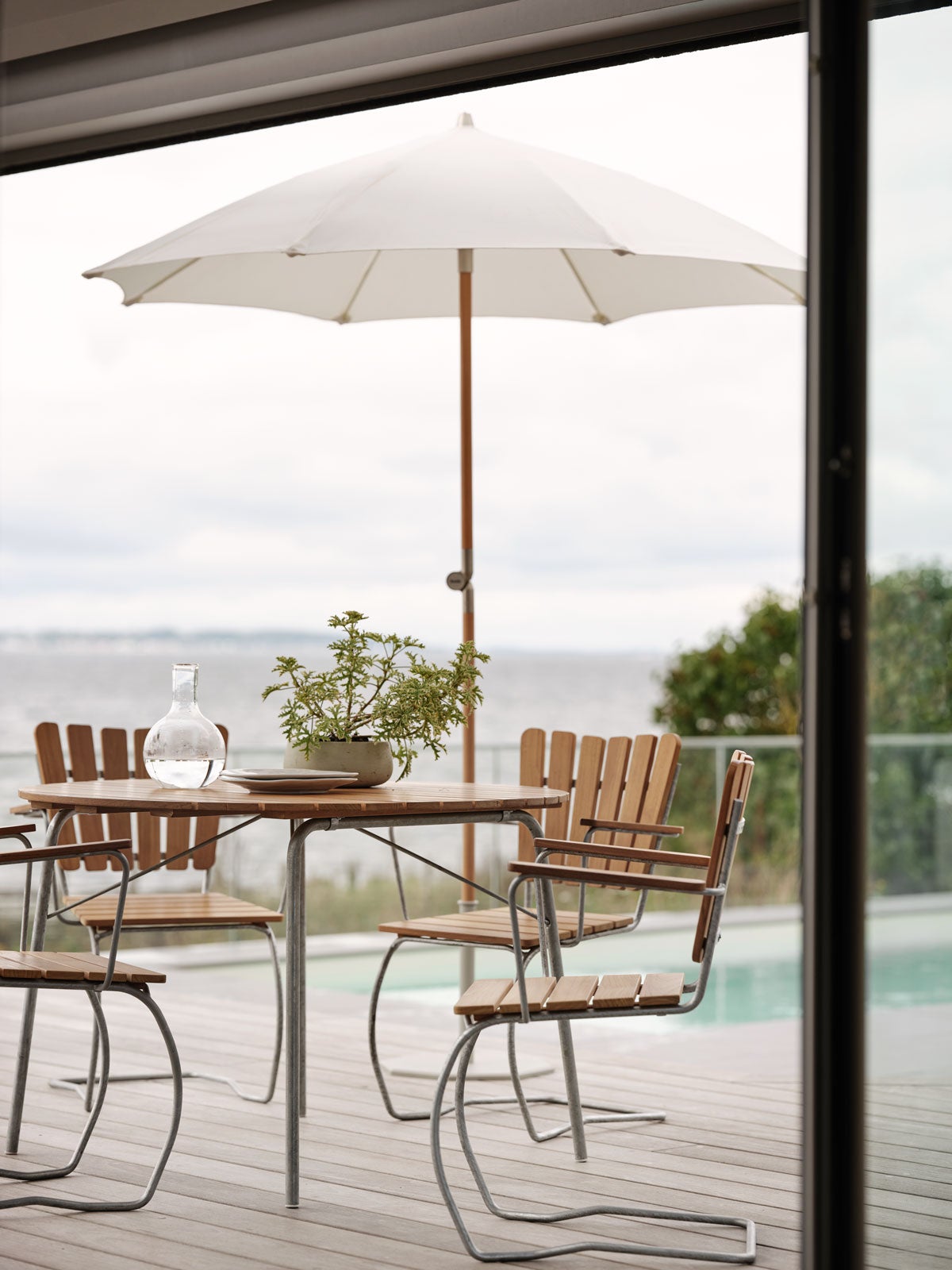 Gatsby Parasoll Vit på trädäck med pool