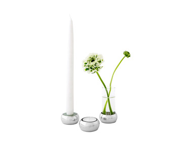 Constella Gåvoset i aluminium med tre delar. Här finns plats för antingen tre värmeljus eller kombinera med en vas, ett värmeljus och ett kronljus.