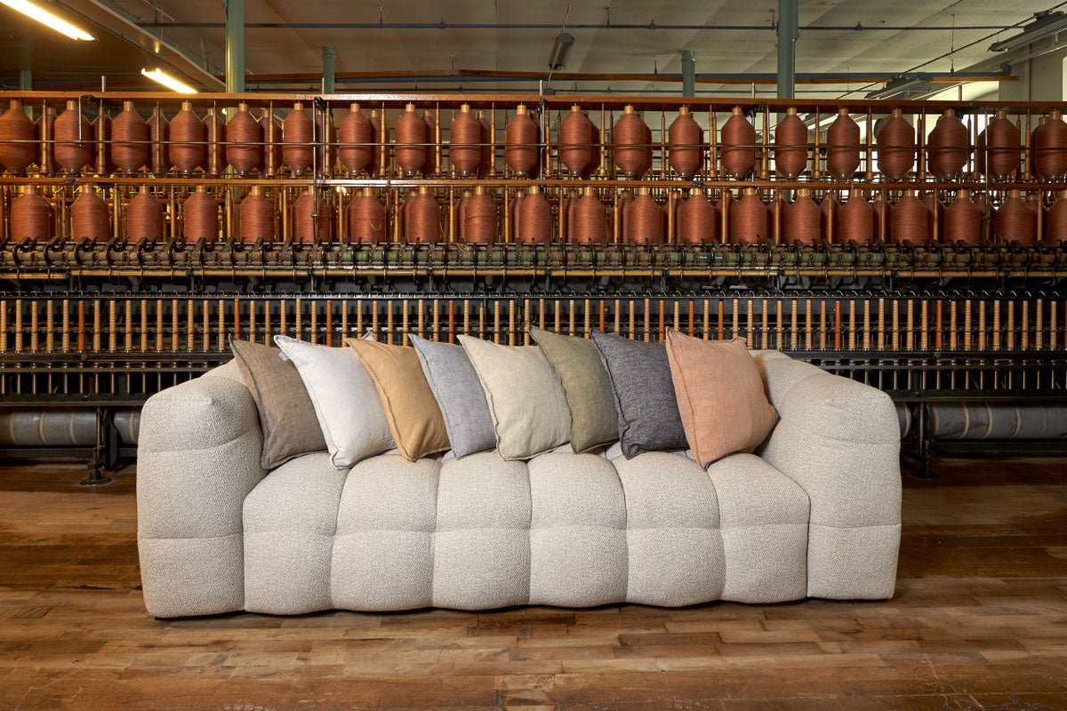 Miljöbild på soffan Kendall. Soffan är klädd i tyget 11 Beige. (De dekorativa kuddarna ingår inte i priset av soffan). 