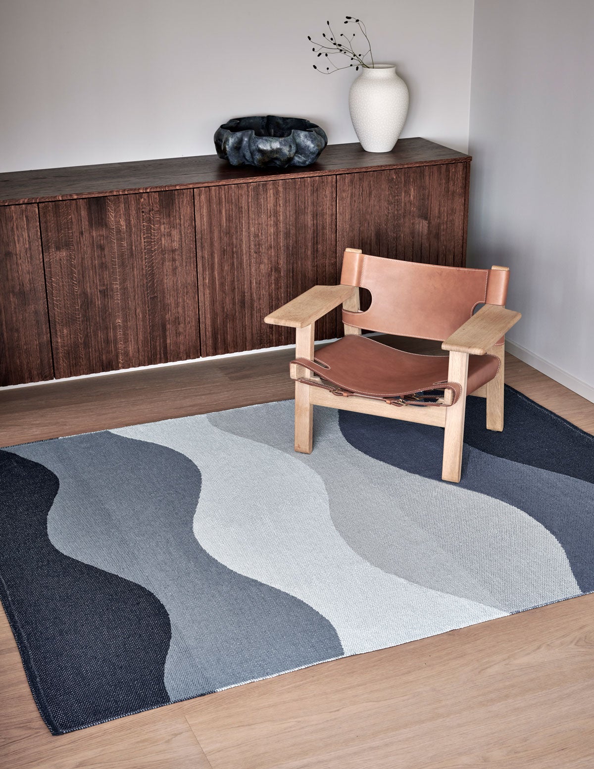 Urvi Matta i färgen Water med läderfåtölj