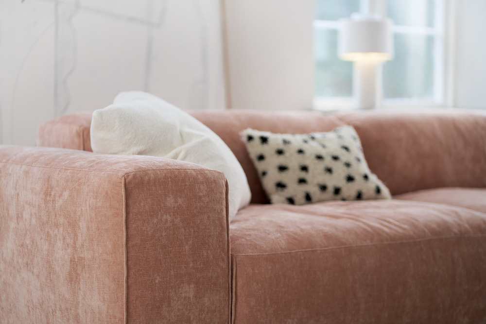 Edda soffa i färgen rosa med ljusa kuddar