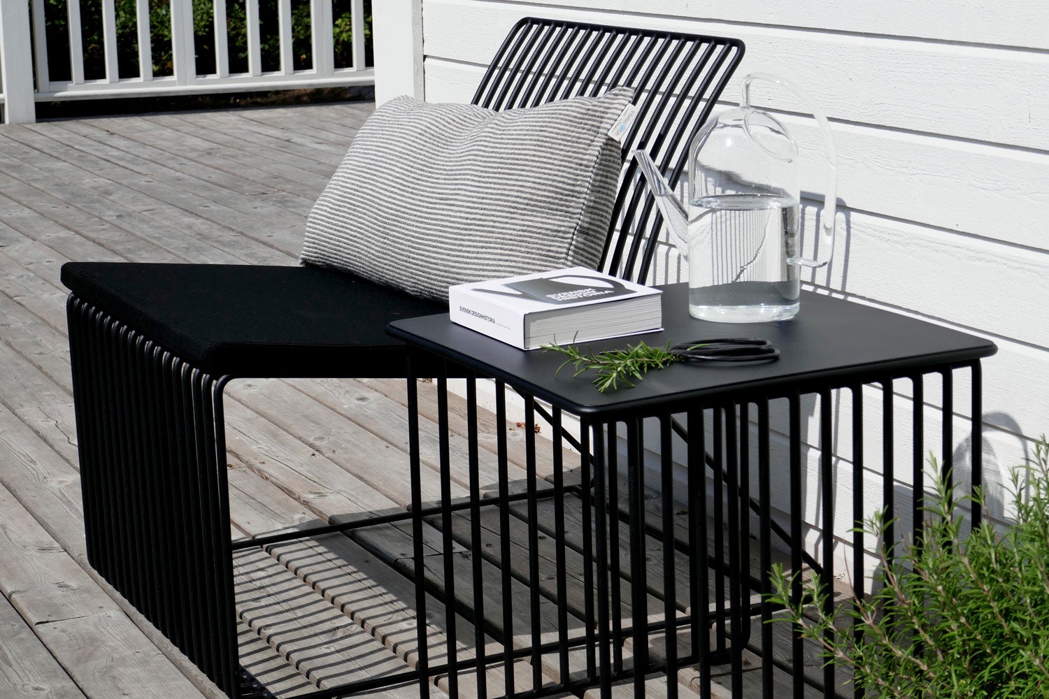 BARR Kvadratbord med pall på solig terrass