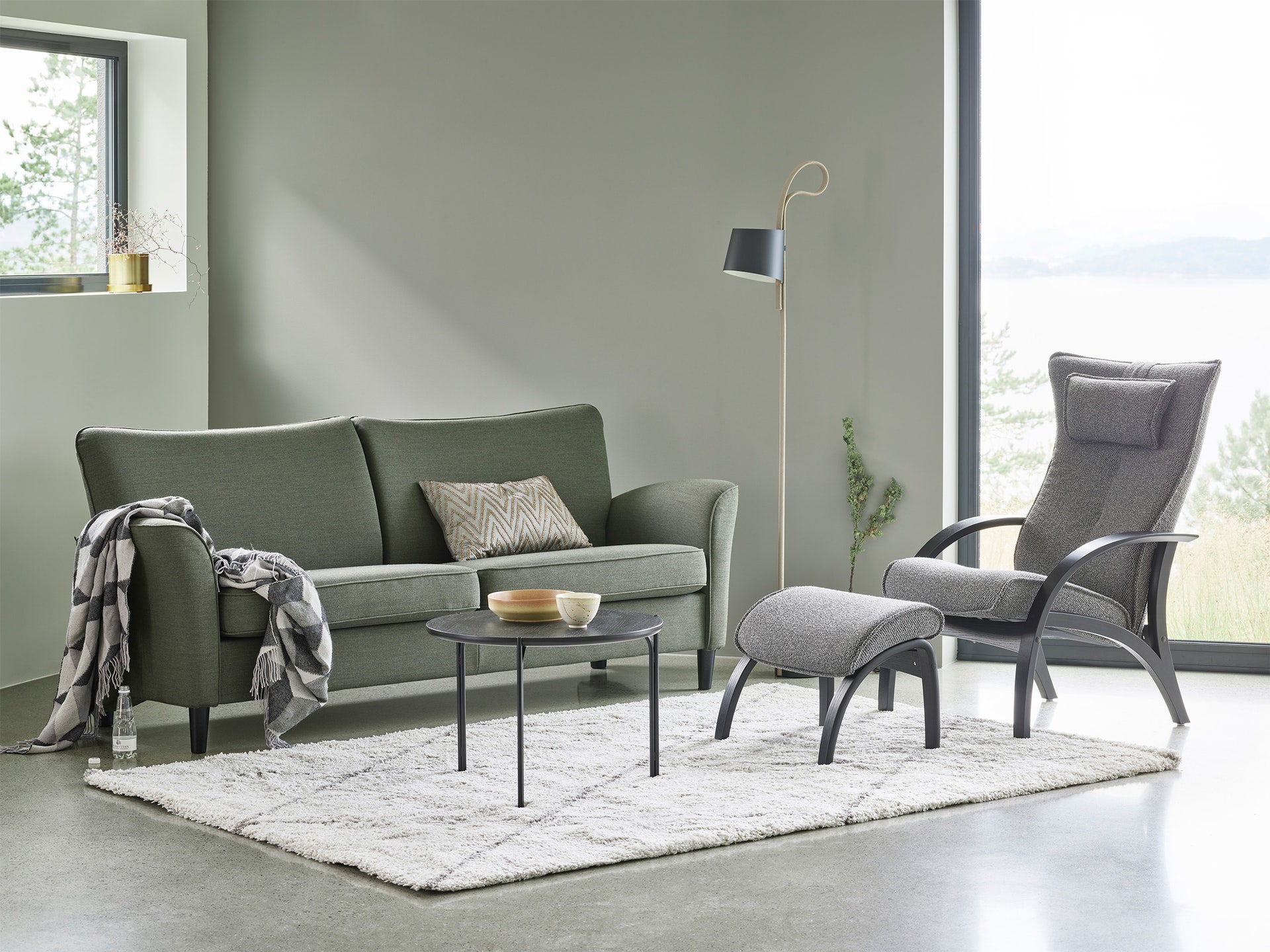 SP-FiaA-3s-Mia-Forrest_Delta-Adventure-i-Taffie-Antrazite-svartlakkert-eik.jpg 3 sits - 2 plymåer. Armstöd Fia A. Tyg Mia Forest. Fåtölj Delta Adventure Taffie Antrazite