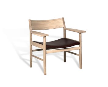 Siza Loungestol i vitpigmenterad ek med sits i Mocca Tärnsjöläder