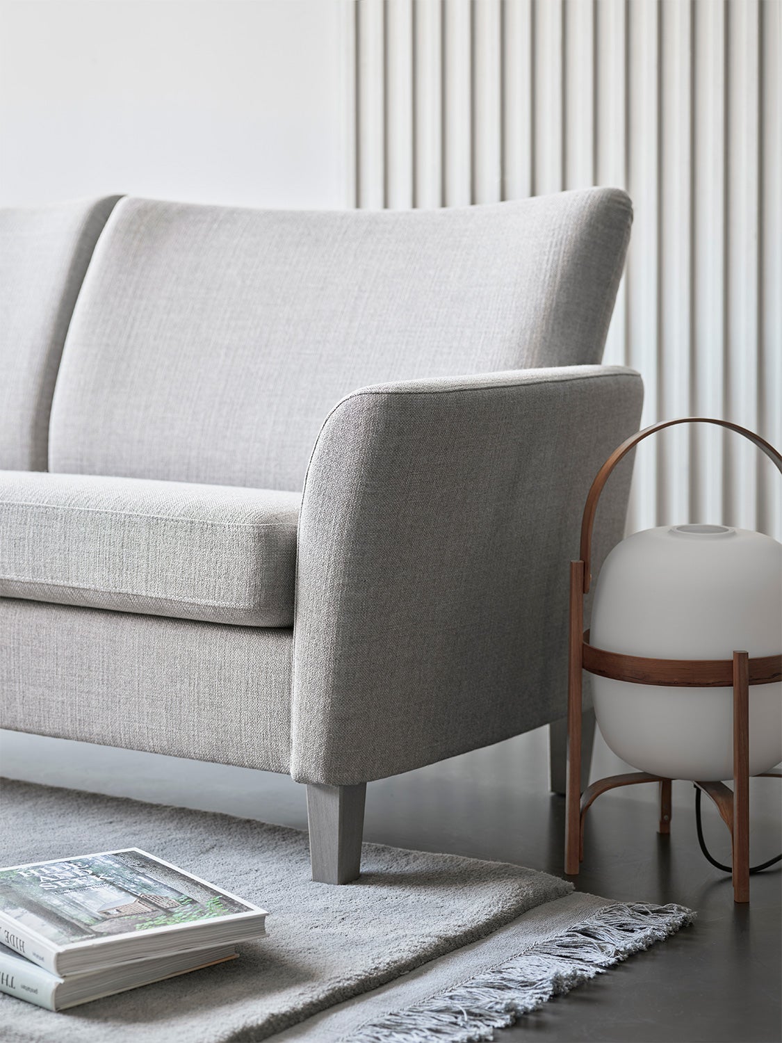 Armstöd Oda. Tyg Mode Silver. Gråoljade ben