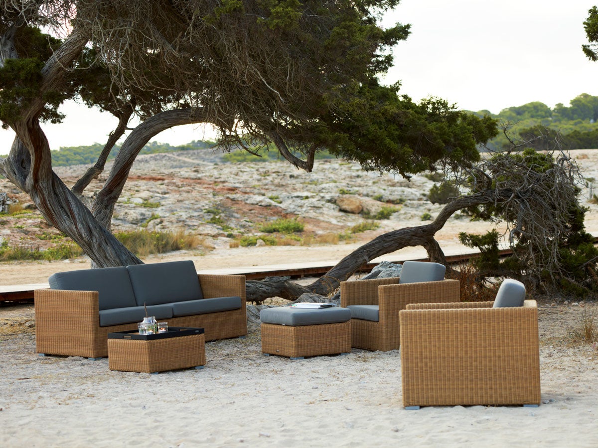 Chester 3-sits Soffa, Loungefåtölj och Soffbord i färgen Natural i utomhusmiljö