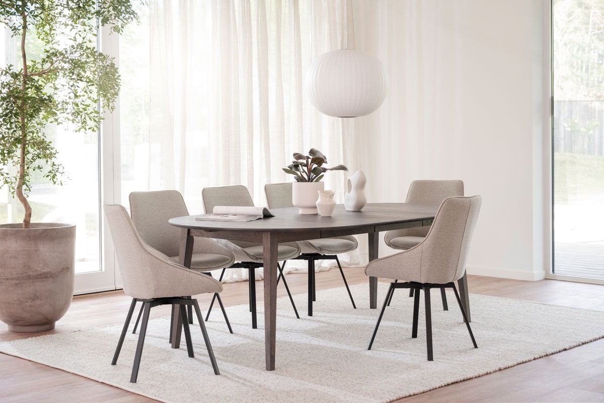 Filippa Matbord i mörkbrun ek i matplats med beige stolar