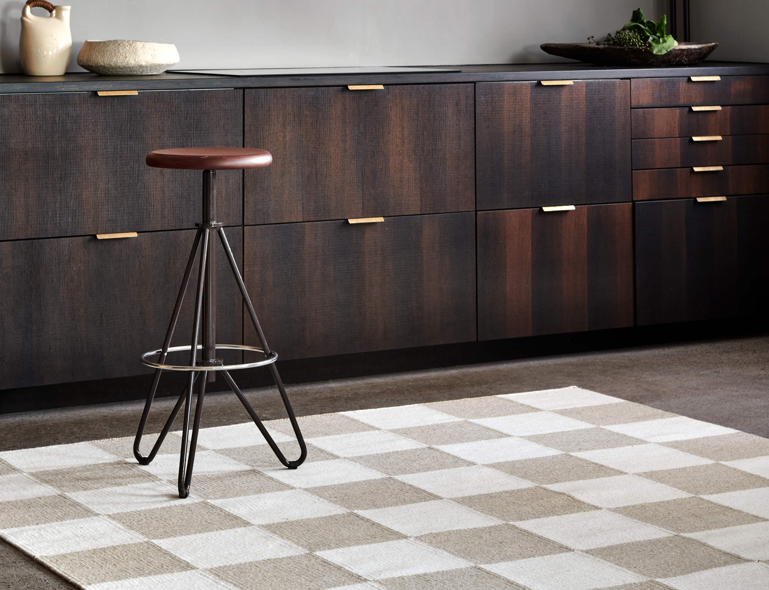 Squares matta i beige och vita rutor i ett avskalat kök