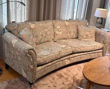 Falserbo-svangd-soffa