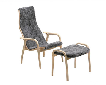 Lamino Fåtölj och Fotpall i lackad bok klädd i fårskinnet Scandinavian Grey