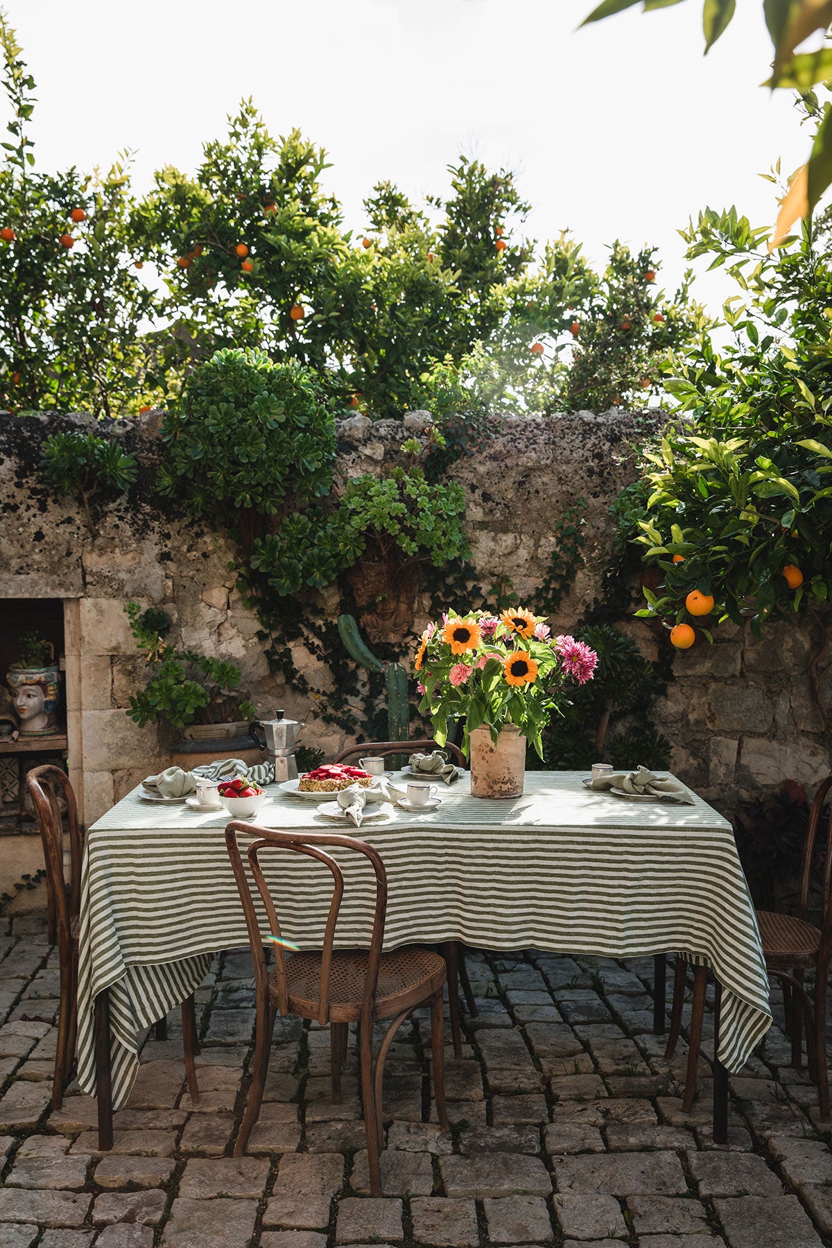 Misty Edge Bordsduk i färgen Jeep Green på dukat matbord utomhus