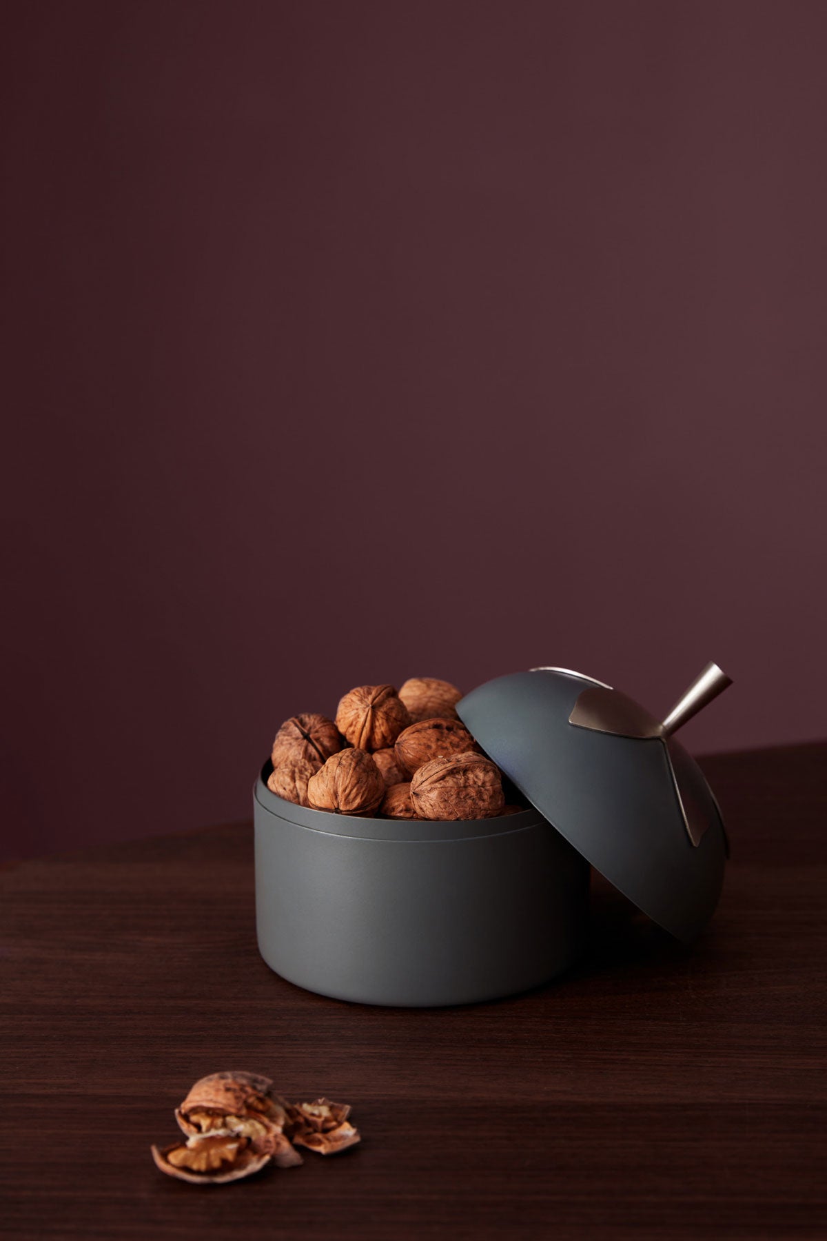 Blad Burk Liten fylld med valnötter