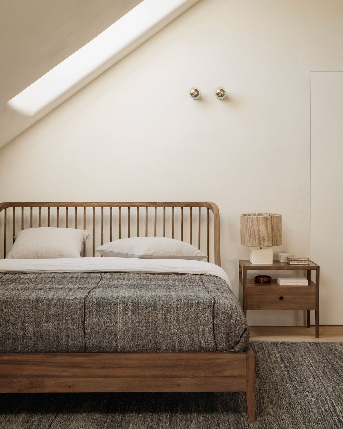 Spindle Sängram och Spindle Sängbord i ljust sovrum med snedtak