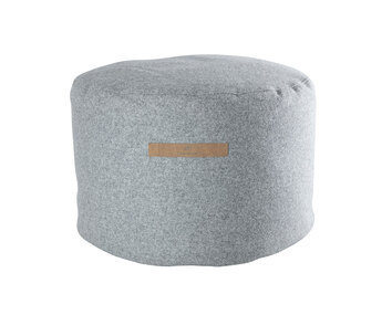 Hanna mjuk ullpuff 60x40 rund i färg granit från Shepherd
