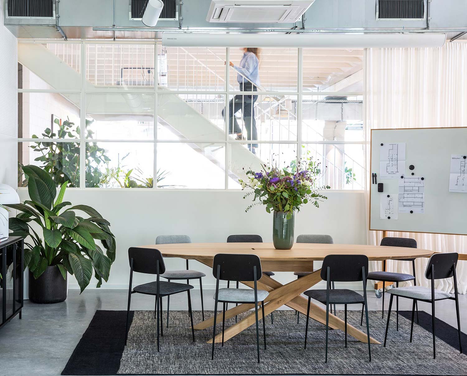 Mikado Konferensbord i konferensrum med glasfönster