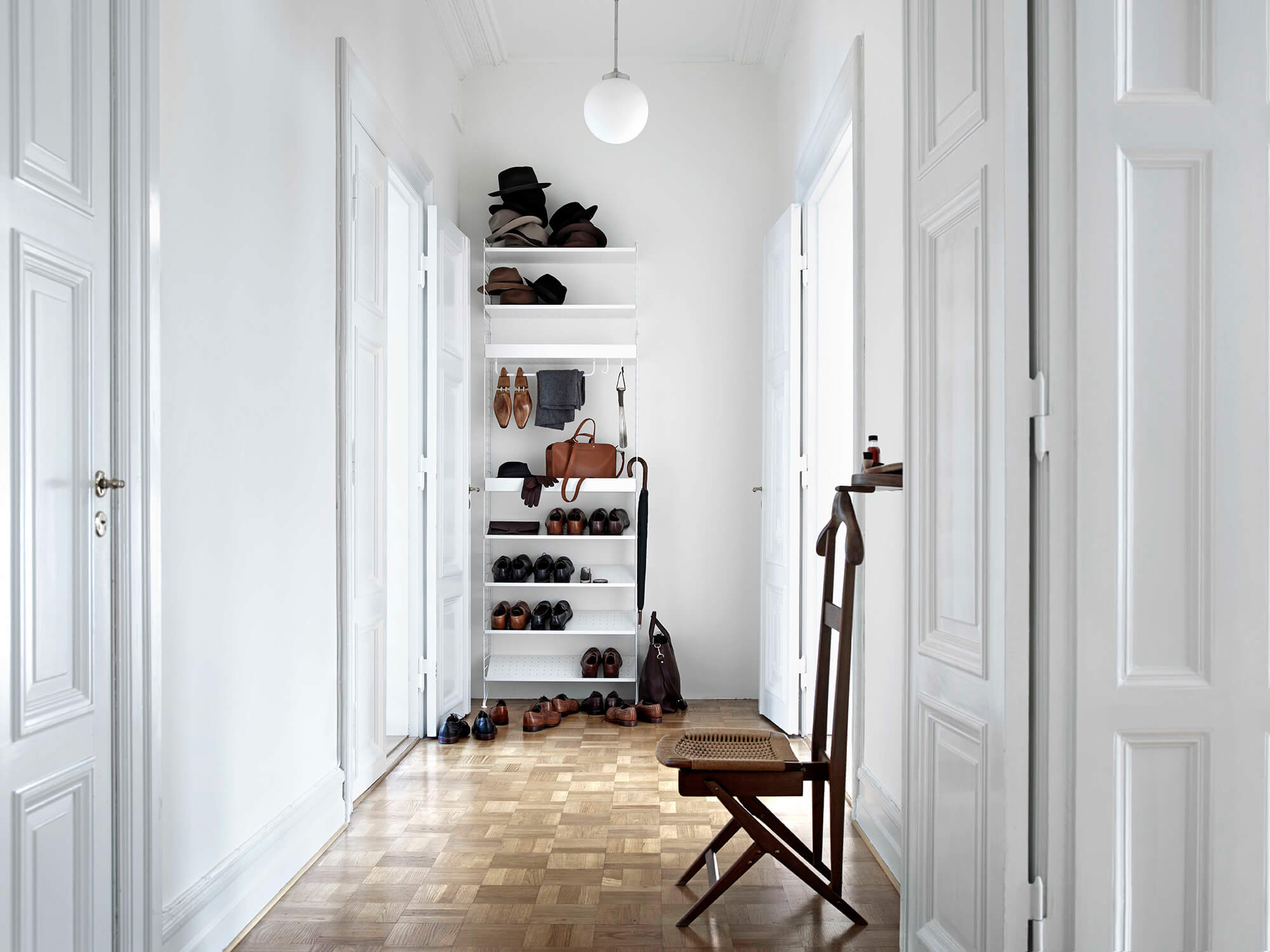Hallförvaring med String hyllsystem