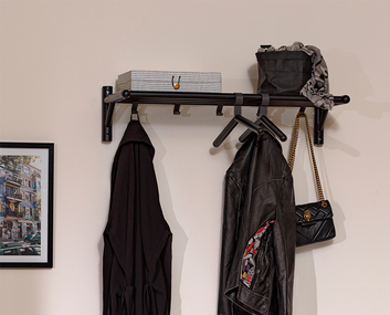 Milford Hatthylla i svart färg i hall med hängande kläder