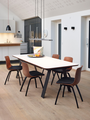 GM 3400 Chess Bord Corian i kök med stolar  i valnöt och läder