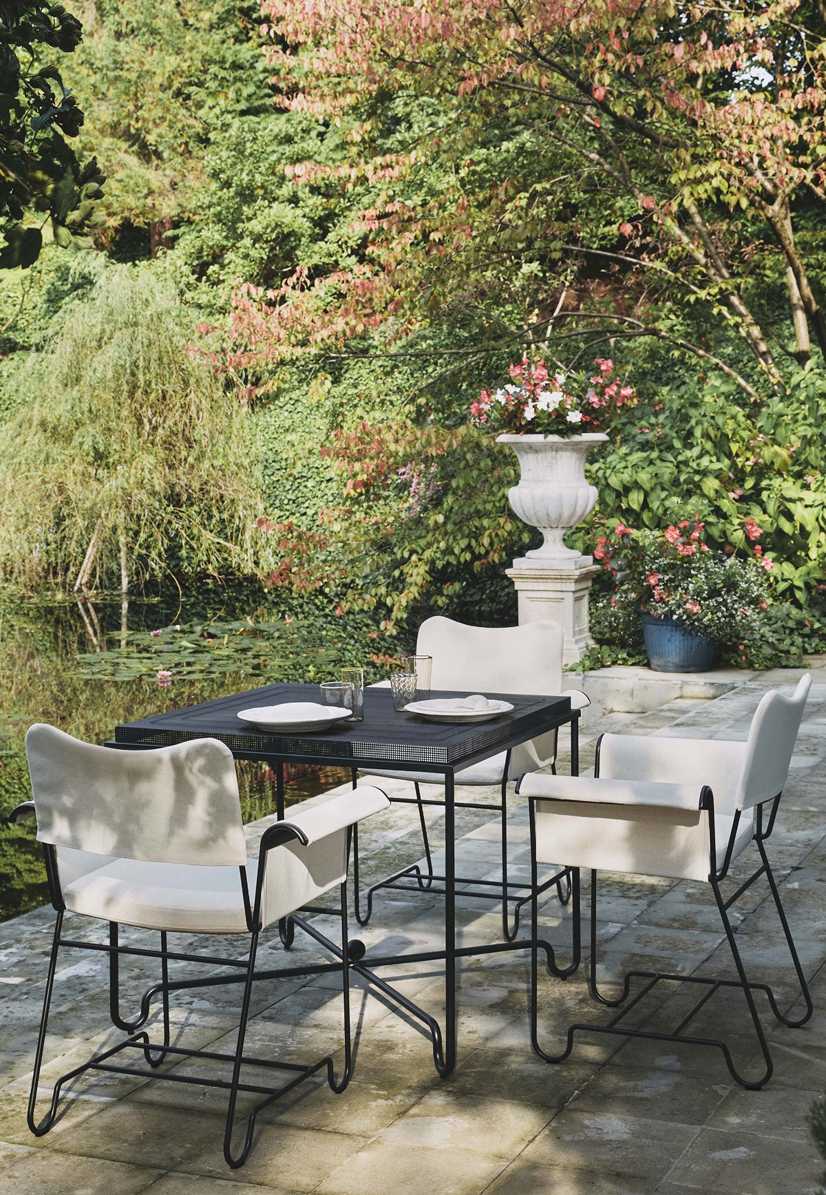 Tropique Matbord Outdoor med Tropique  Utomhusstol vid vacker sjö med grönska