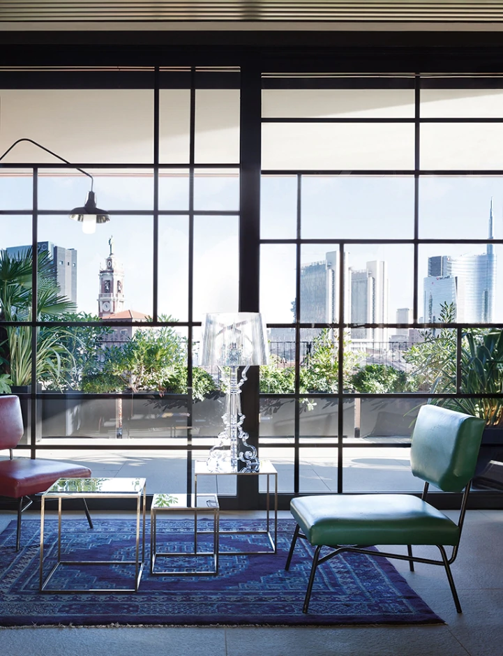 Bourgie Lampa Crystal på soffbord i vardagsrum med stadsutsikt