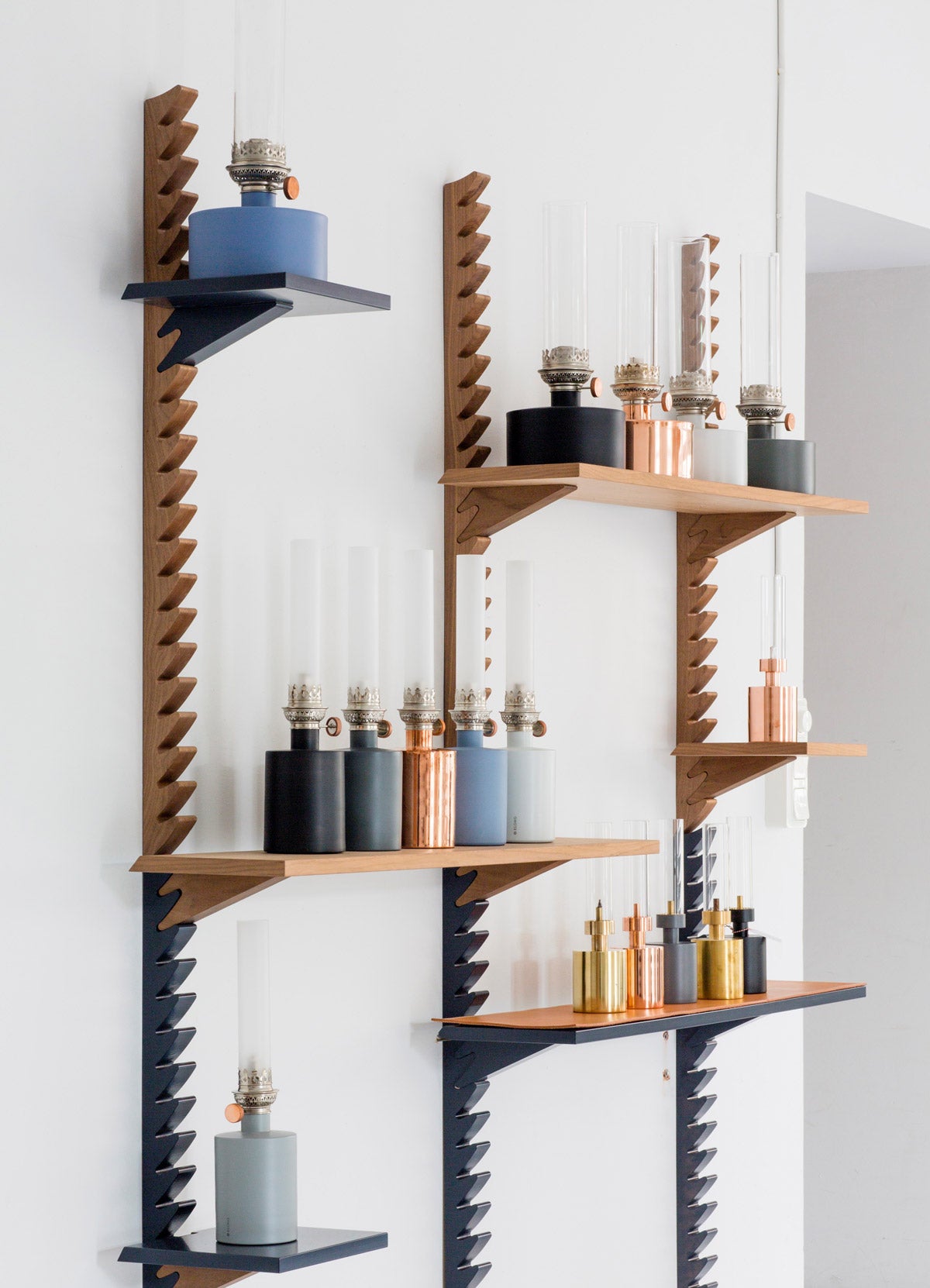 Patina Oljelampa i olika färger och storlekar på vägghängd hylla