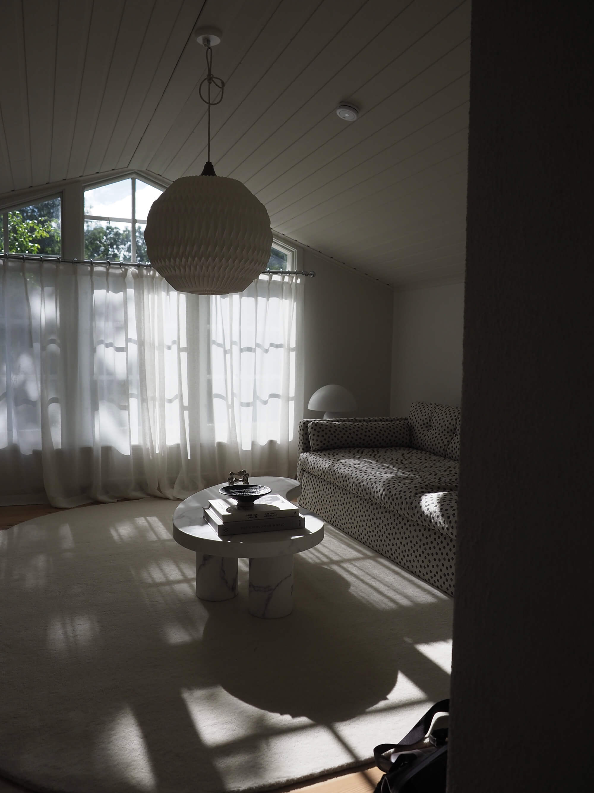 Jana-Heinrici-sommarhus-kok-Vardagsrum-LeKlint-Lampa