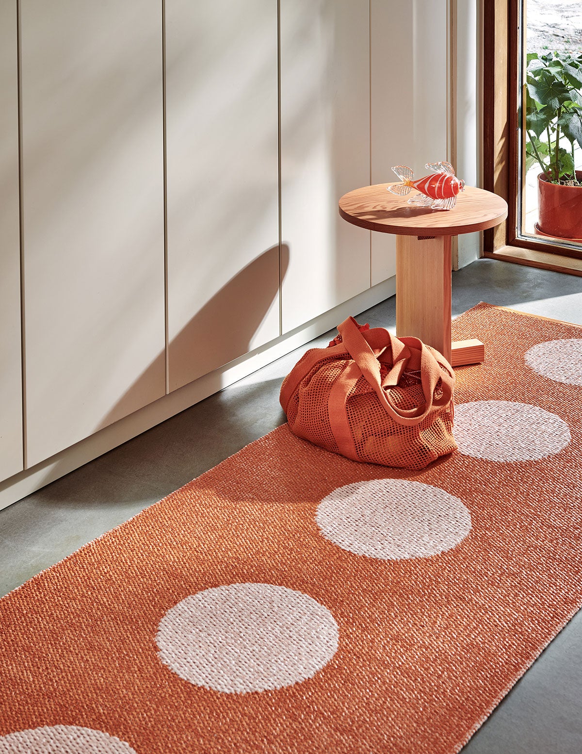 Vera Pop Gångmatta i färgen Pale Orange/Pearl Pink i smal hall