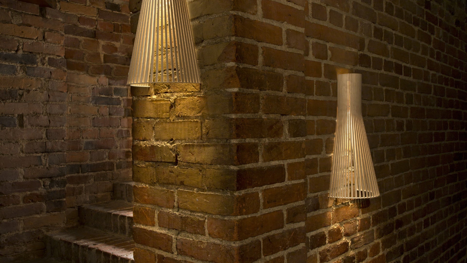 Secto 4230 Vägglampa Naturbjörk på tegelvägg