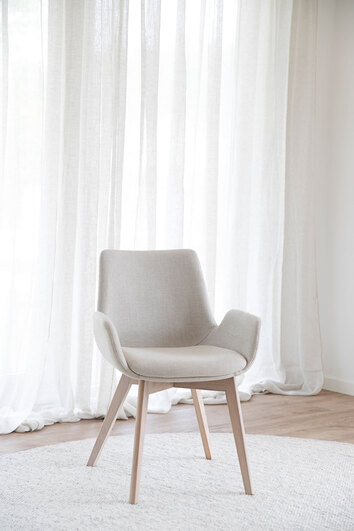 Drimsdale-Karmstol-Beige-Vitpigm-Ek-Miljo