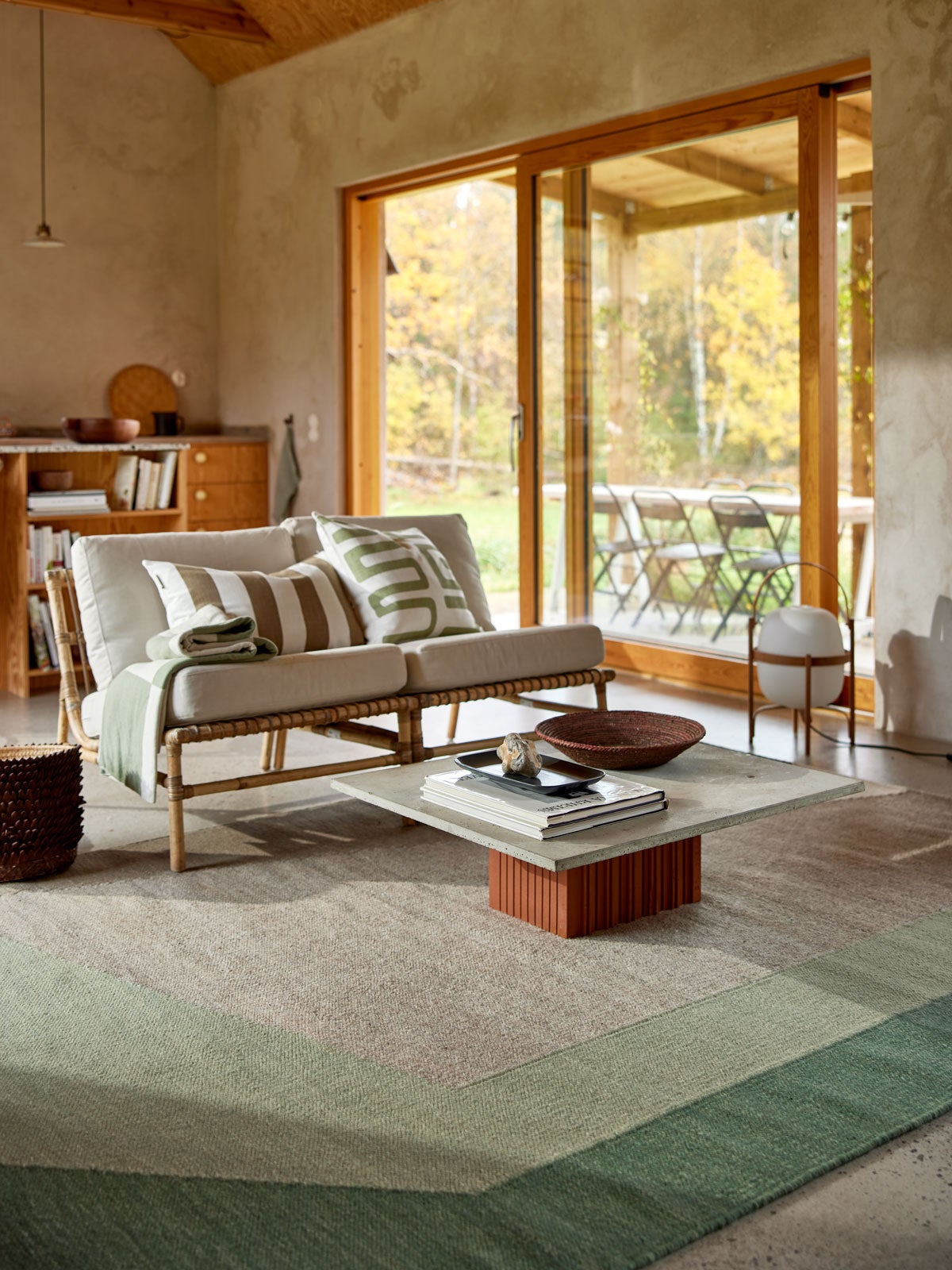 Levels Matta Grön under soffbord i vardagsrum